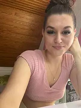 Freechat girls entertainers: Energize your senses with our matured streamers, who make messaging sweet and slutty at the same time.