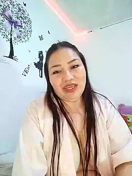 Freechat girls entertainers: Energize your senses with our matured streamers, who make messaging sweet and slutty at the same time.