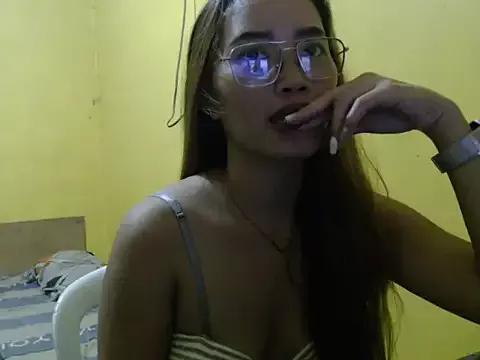 Freechat girls entertainers: Energize your senses with our matured streamers, who make messaging sweet and slutty at the same time.