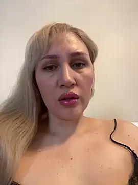 Freechat girls entertainers: Energize your senses with our matured streamers, who make messaging sweet and slutty at the same time.